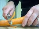 descascar a cenoura peel the carrots