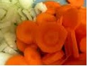 fatie as cenouras em rodelas, slice the carrots