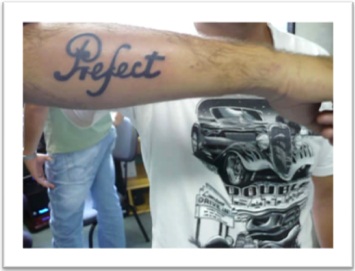 erros de ortografia, inglês, tatuagem, prefect, perfect, braço