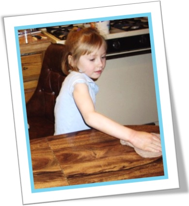 menina limpando mesa com pano, a girl wiping the table