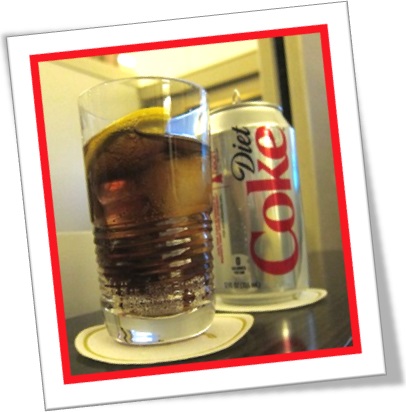copo de refrigerante diet coke com limão e gelo, coke with lemon ice