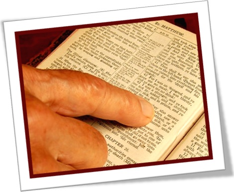 holy bible, bíblia sagrada, dedo sobre página bíblica, mateus