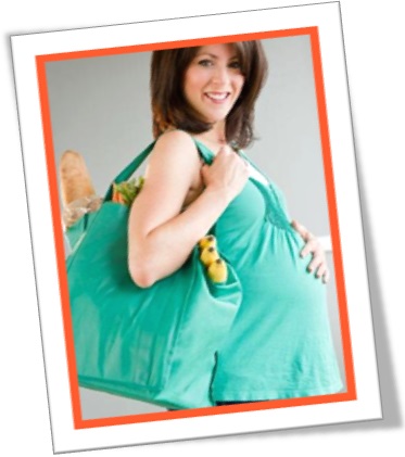 mulher grávida no supermercado, vestido verde, sacola com frutas, mulher esperando bebê