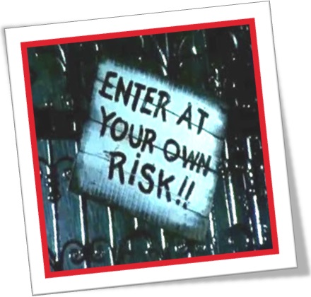 enter at your own risk, entre por sua conta e risco aviso sign