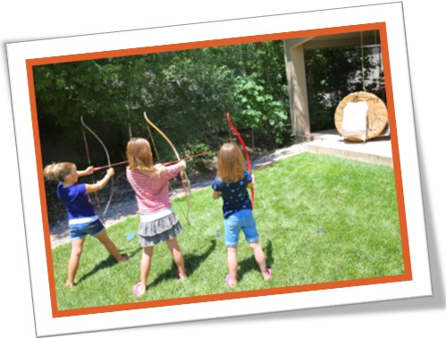 meninas brincando com arco e flecha, hold down the fort