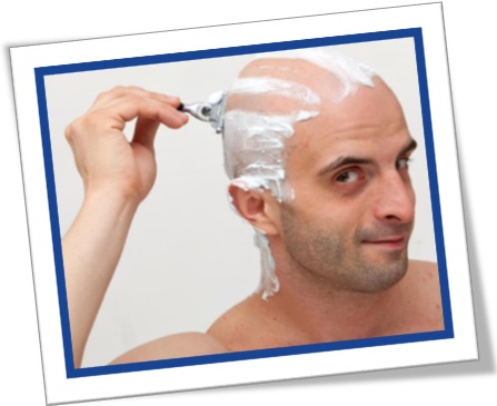 homem raspando cabeça com barbeador e espuma, homem careca
