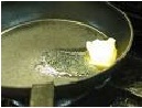 unte a frigideira grease the pan