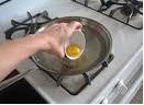 jogue despeje os ovos na frigideira pour the eggs into the pan