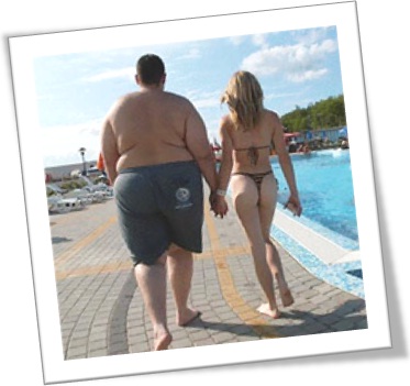 homem gordo, mulher magra, casal, piscina, bom partido, dinheiro, amor