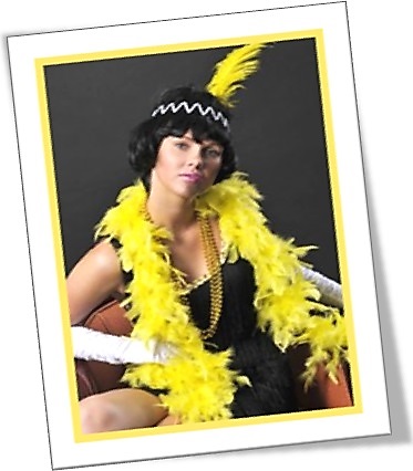 woman wearing a yellow feather boa, mulher com boá amarelo