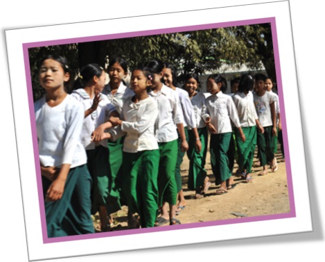 a crocodile of schoolgirls, fileira de alunas