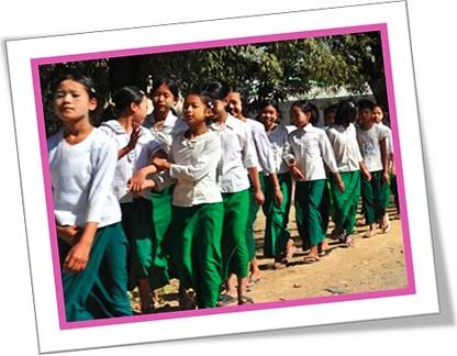 a crocodile of schoolgirls, fileira de alunas