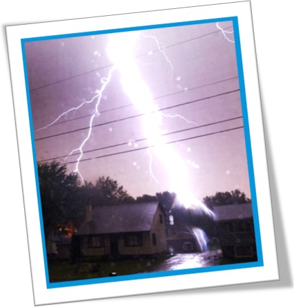 casa atingida por um raio, lighting strikes a house