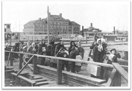 imigrantes chegando na ellis island em 1902