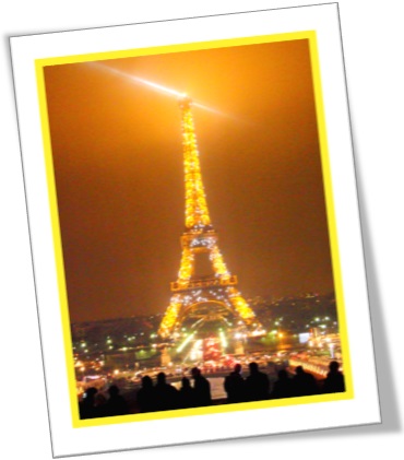 torre eiffel iluminada cidade de paris frança