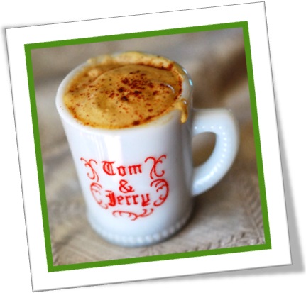 a mug of tom and jerry toddy caneca de grogue ponche com canela