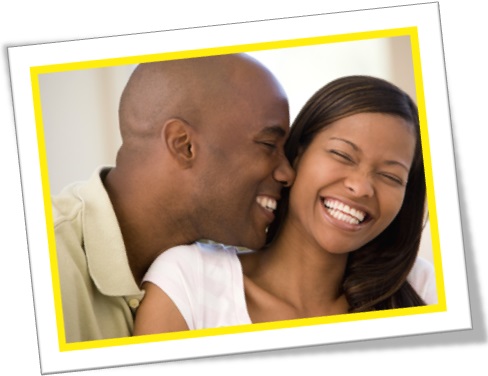 jovem casal sorrindo, homem negro, mulher negra, marido e mulher