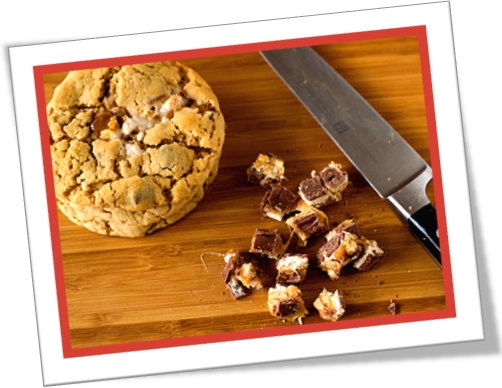 snickers cookies, biscoitos recheados com pedaços de chocolate snickers