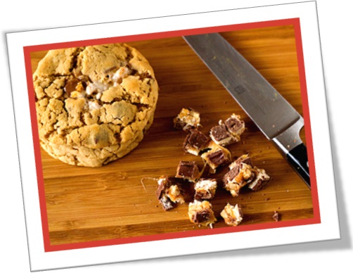snickers cookies, biscoitos recheados com pedaços de chocolate snickers