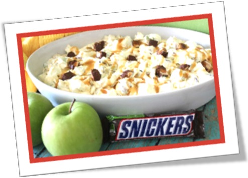 snickers salad, mistura de maçã, chocolate snickers, chantilly, uvas passas e amendoim