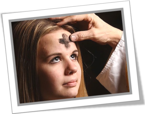 ash wednesday quarta-feira de cinzas menina católica cruz padre missa