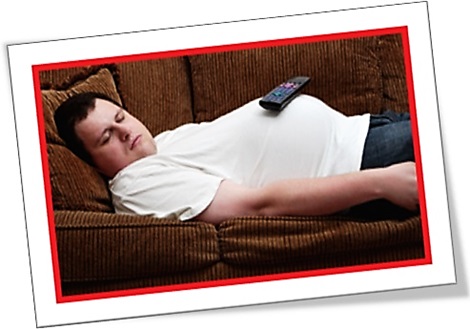 homem gordo dormindo no sofá, flake out