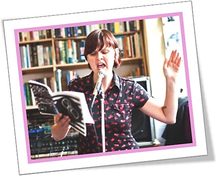 woman reading shakespeare, mulher lendo livro, palestrante, palestra