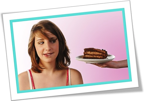help yourself to, oferecendo fatia de bolo a mulher