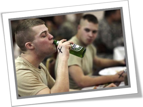 militar bebendo cerveja no refeitório, draft beer, chope