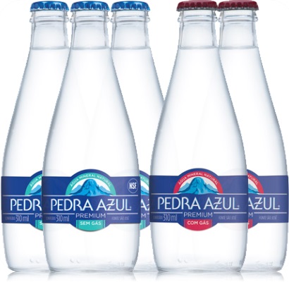 garrafas de água mineral pedra azul sem gás, com gás
